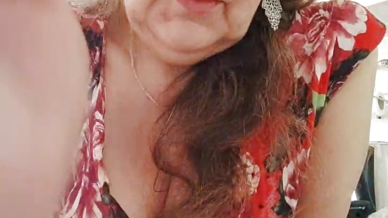 ✨❤️ What do you want more? Dinner cooked by me or my tits?  Wink...❤️✨ – video modela na kameri Snezhana