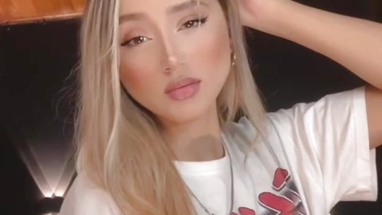 mmmm - April_se adlı kamera modelinin videosu