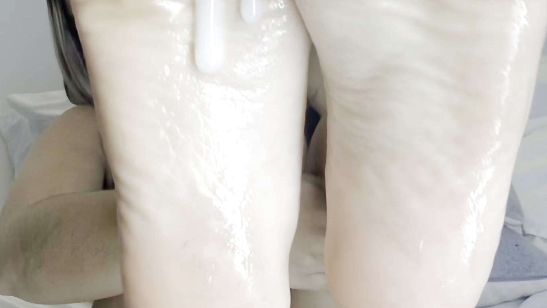 🫦🦶 This is how I would like to feel your milk dripping over my feet🦶🫦