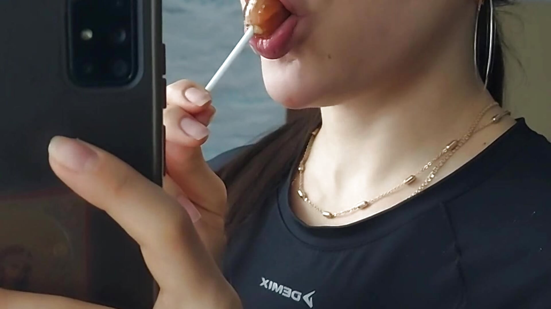 Suck a lollipop👅