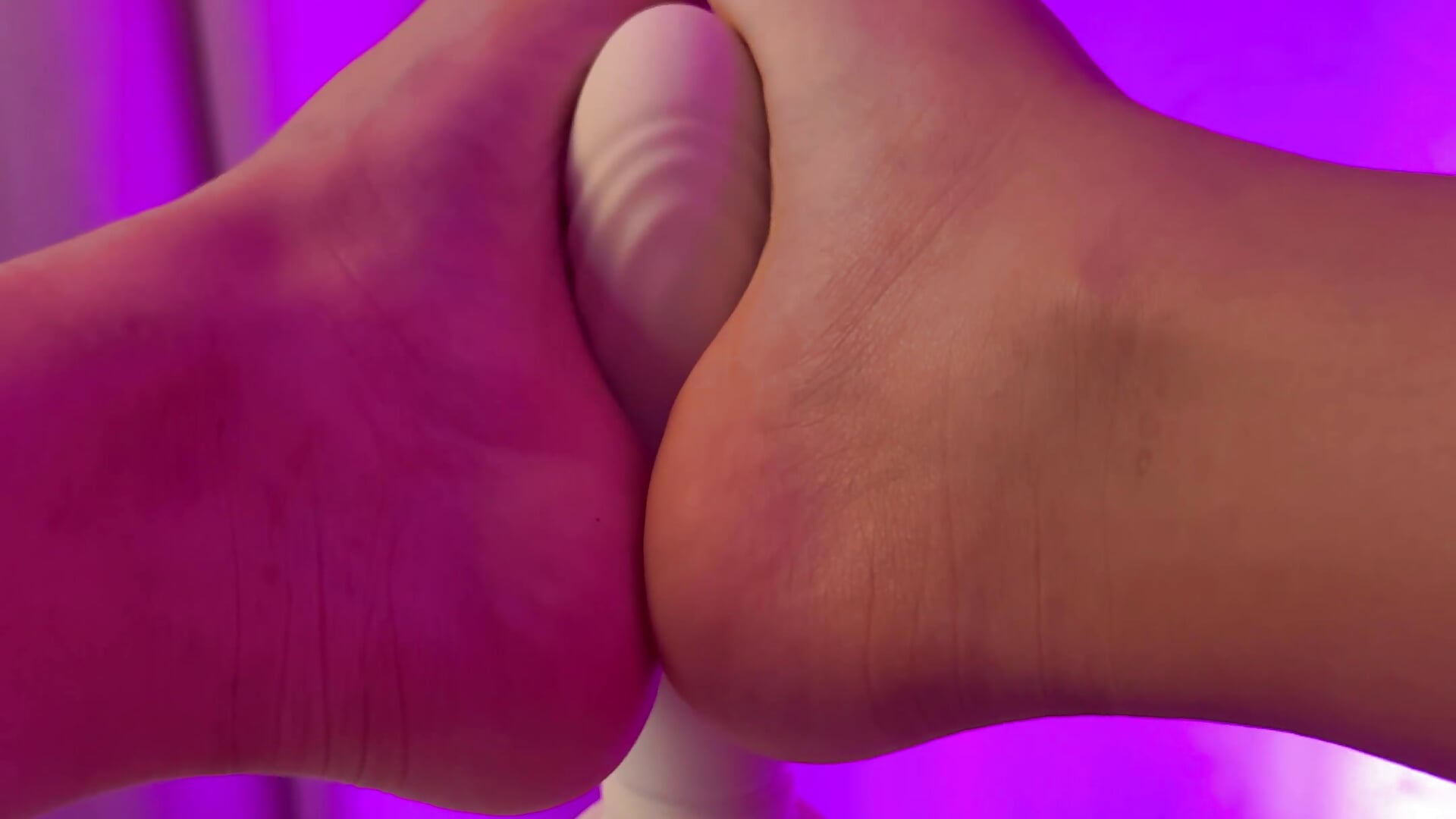 Come to fuck my sexy feet 😈 - video van AuroraSim cam-model