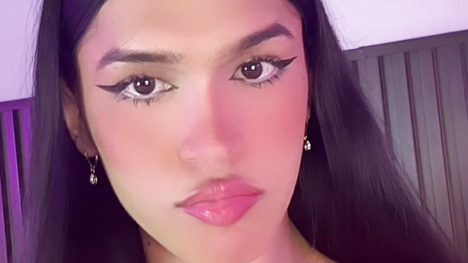 Sexy victoria 🤍🙈 — filmik charlie_uwu, modela(-lki) na kamerkach