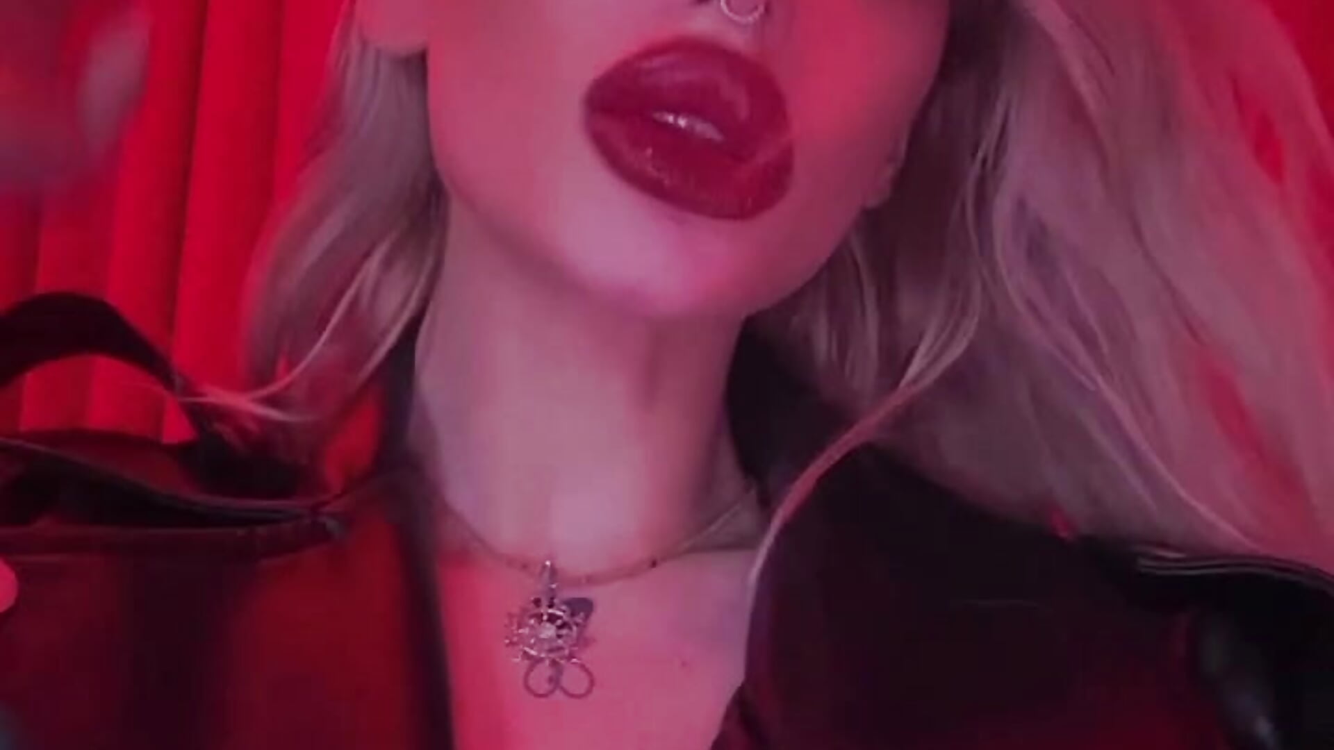 Molly and her beautiful smile - video by InsideMolly cam model