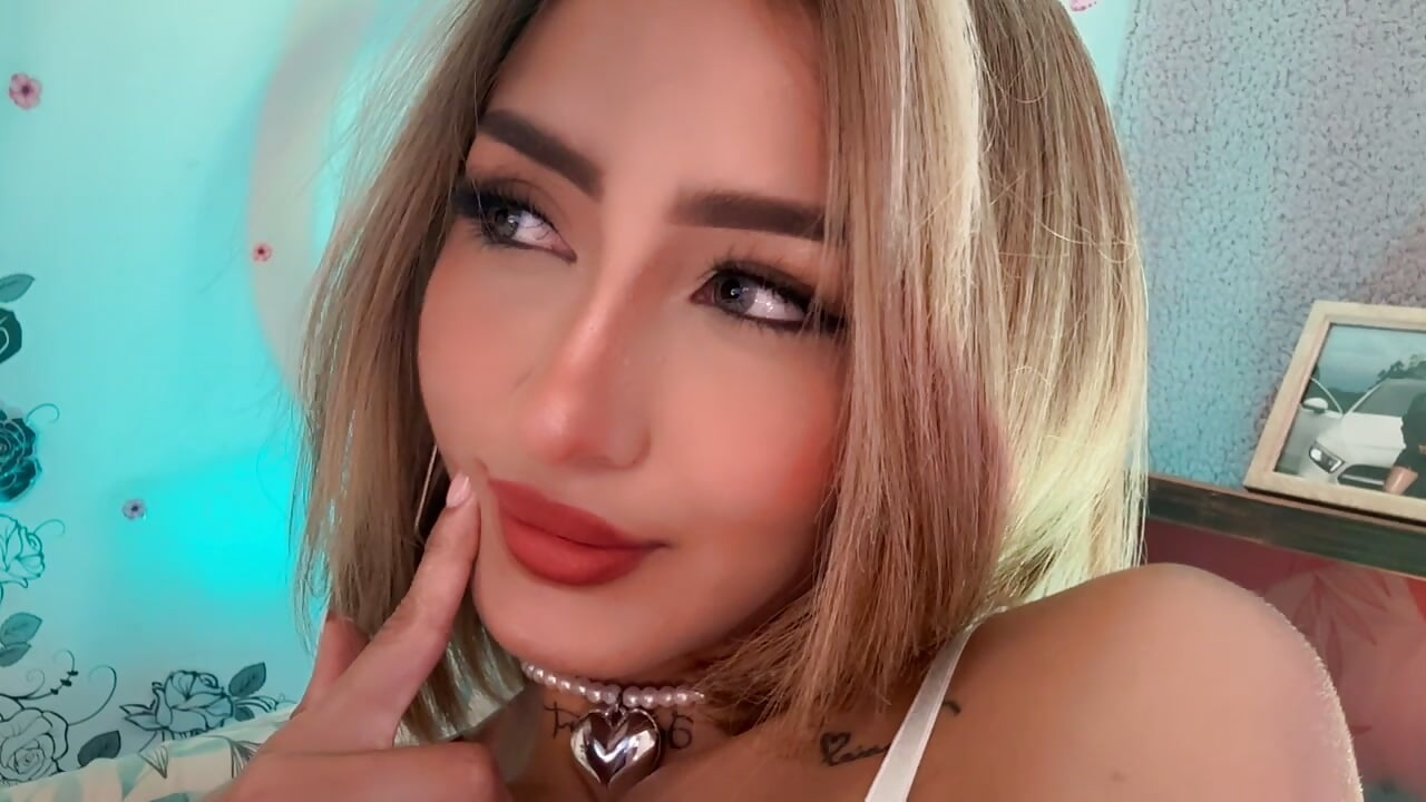Beauty face – видео вебкам-модели rosemonrooe