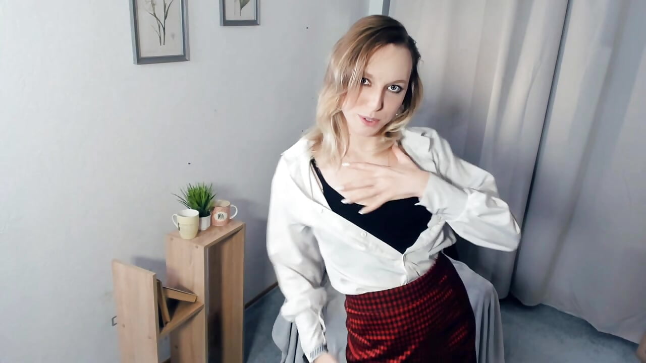 Gwen's dance in the new studio with a surprise