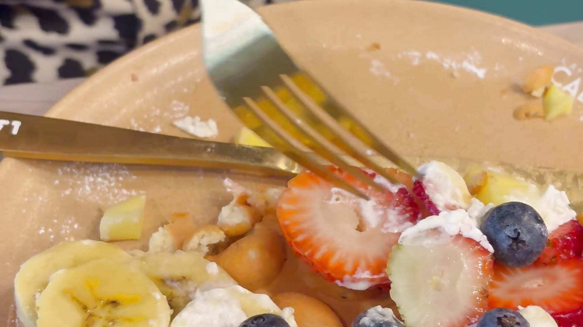 Enjoying a breakfast before start transmission – video modela na kameri Sofia_Convers
