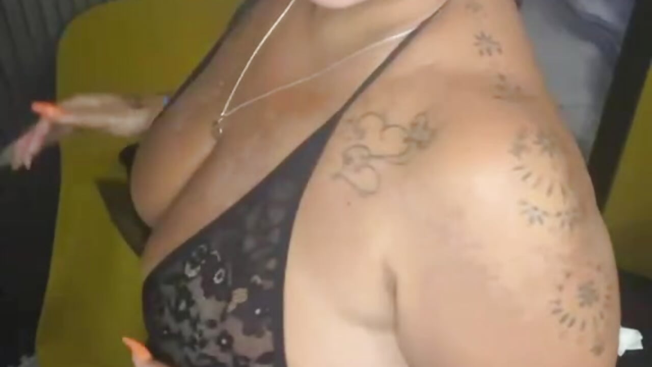 Hot, mature woman dying for a good orgasm—want to fuck? - clip cu GianellaCox_ model videochat
