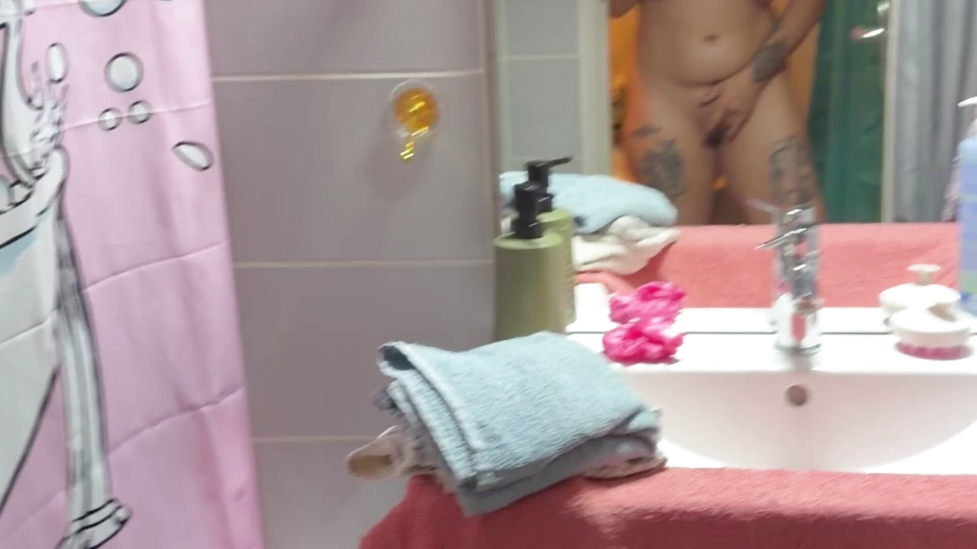 Elle me surprend sous la douche et je me caresse