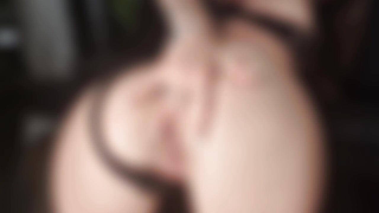 Kutyapózban a kanapé elött 🫣 - An_g_elly adlı kamera modelinin videosu