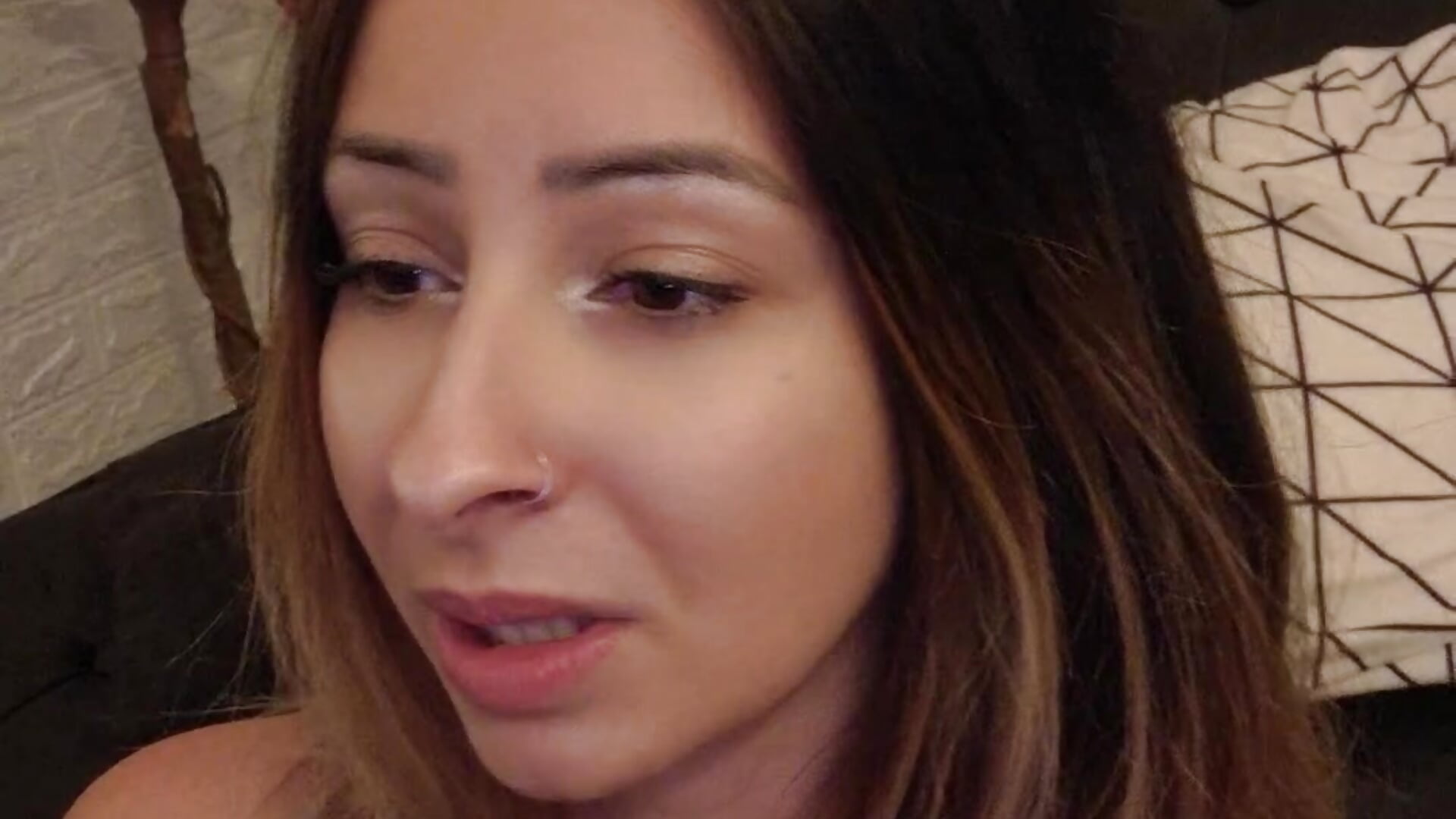 Szüzességelvesztés #videóbanválaszolok - video của người mẫu cam An_g_elly