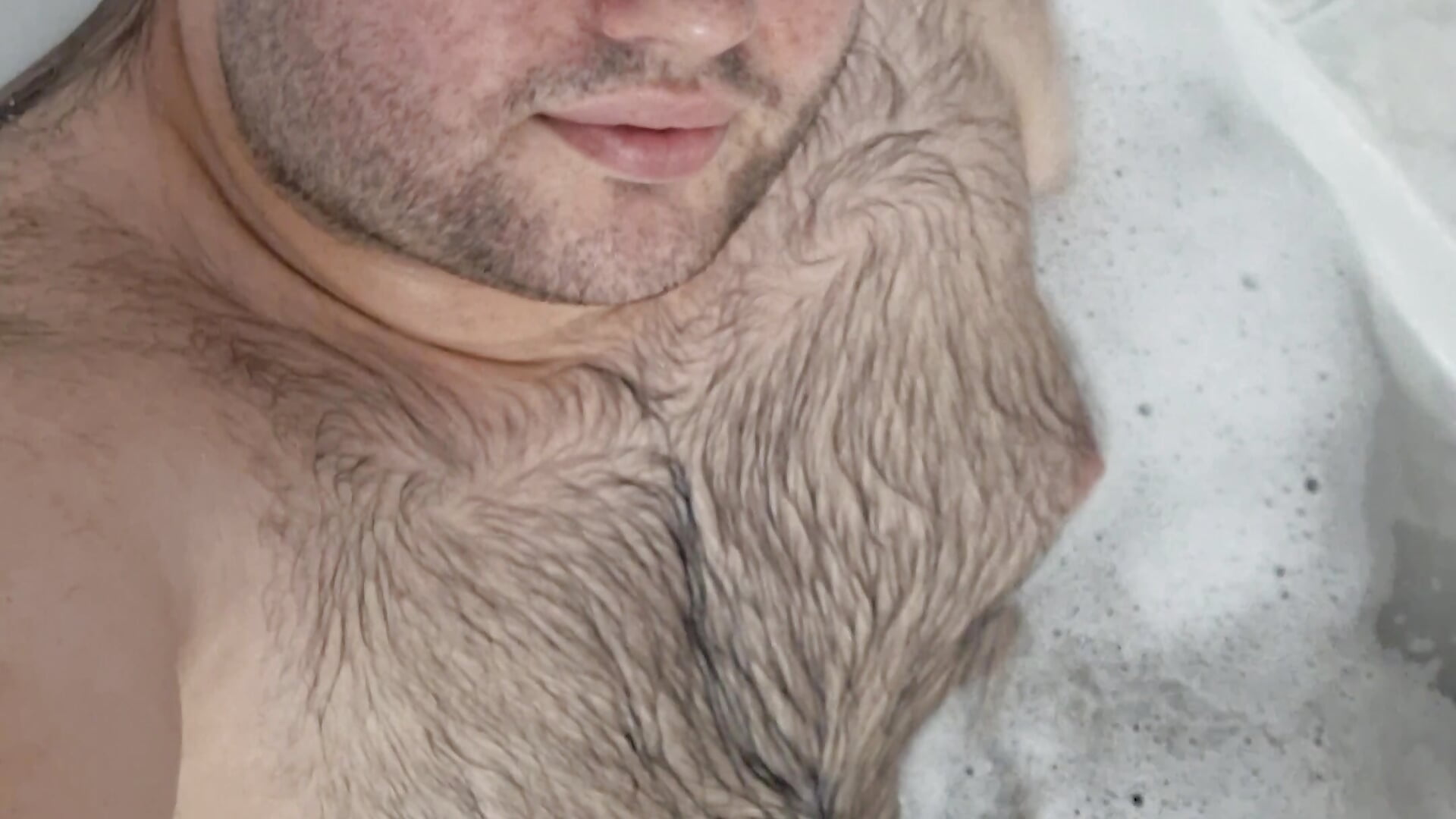 Playing a little in the bath - video by Javier_bear cam model
