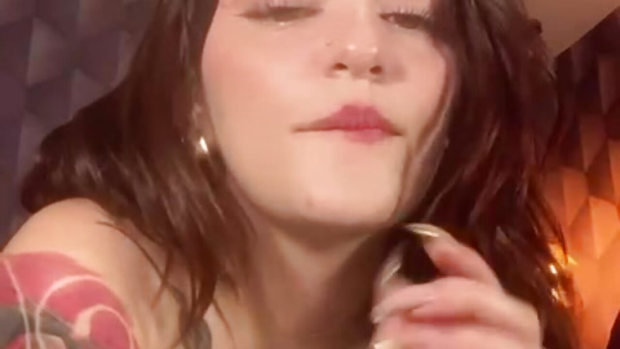 Let me touch you like no one ever has. - video by LiaHarryis cam model