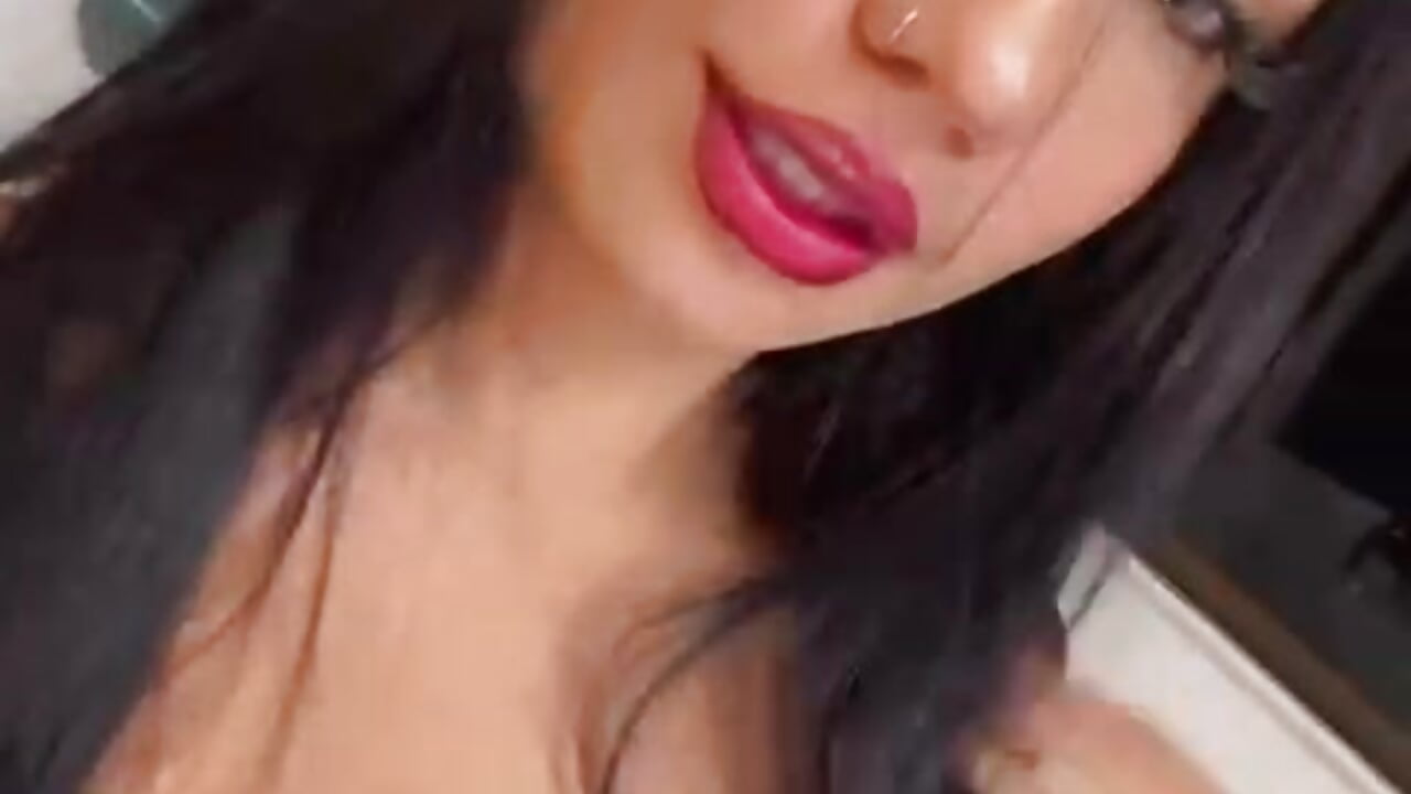 In red I look so dangerous 😈 - video di daddyissuesss_ modella di cam