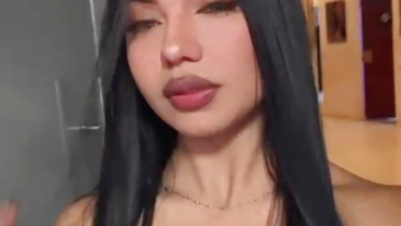 Wearing nothing but confidence and a little bit of lace — come see what you’ve been missing 💌 - video di daddyissuesss_ modella di cam