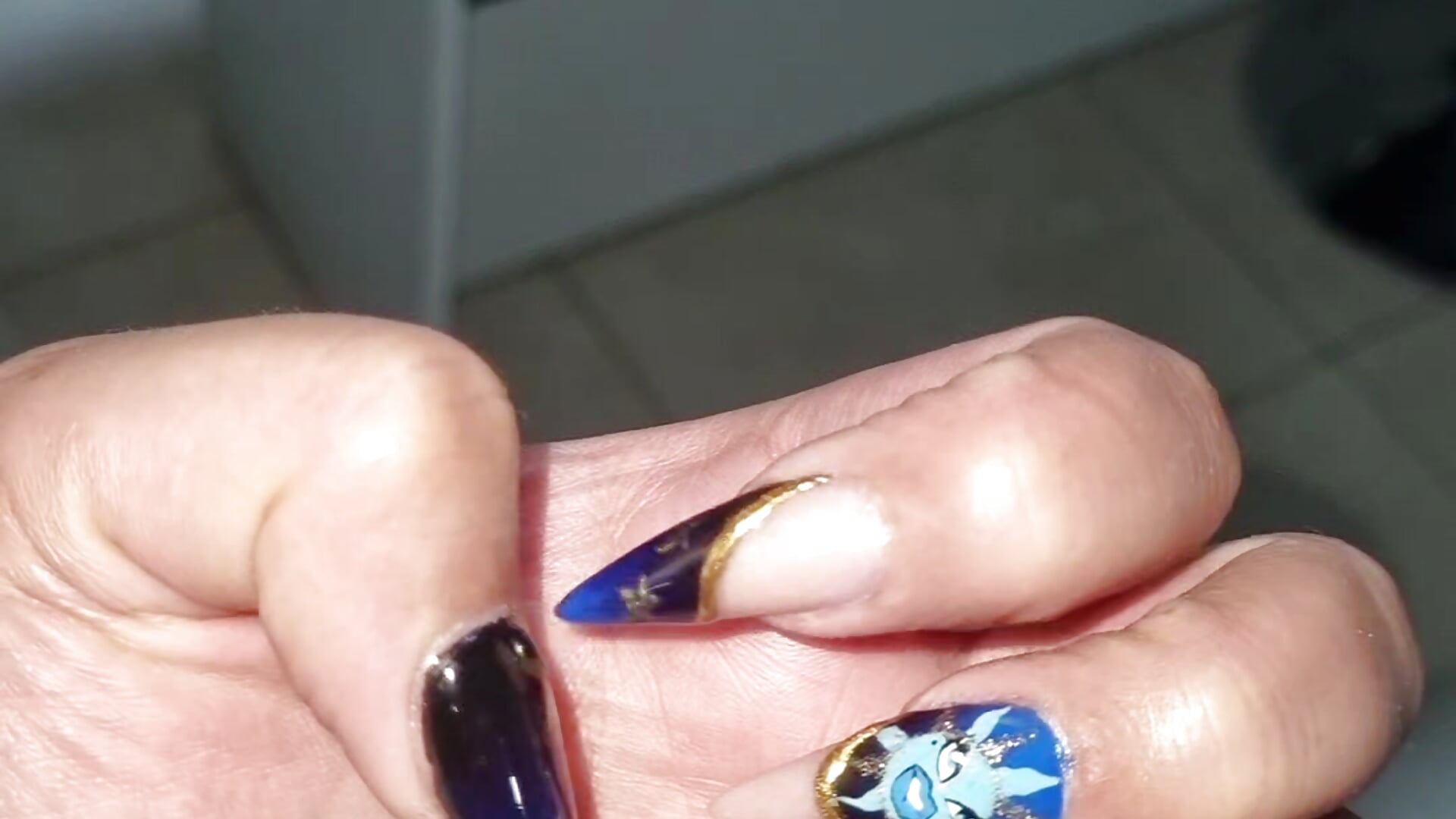 day to concentrate my nails - vidéo du modèle de showcams andreafetishx