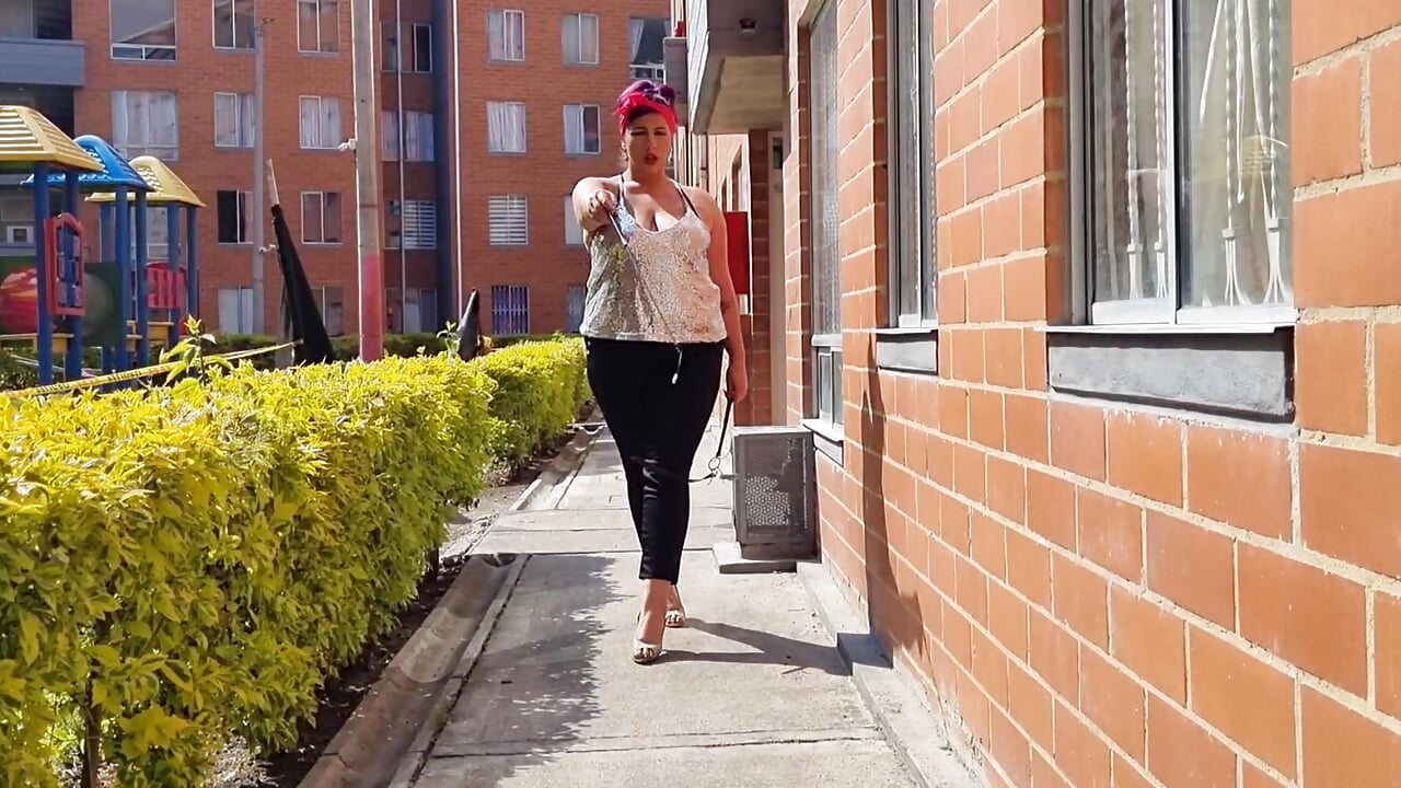 on his knees before me. - vidéo du modèle de showcams andreafetishx