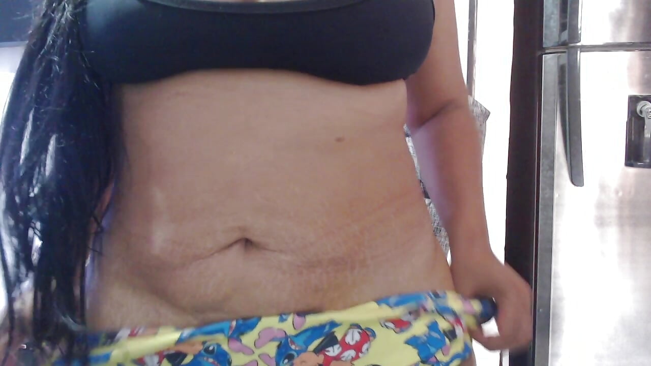 tummy fetish - video by emmyjhonson07 cam model