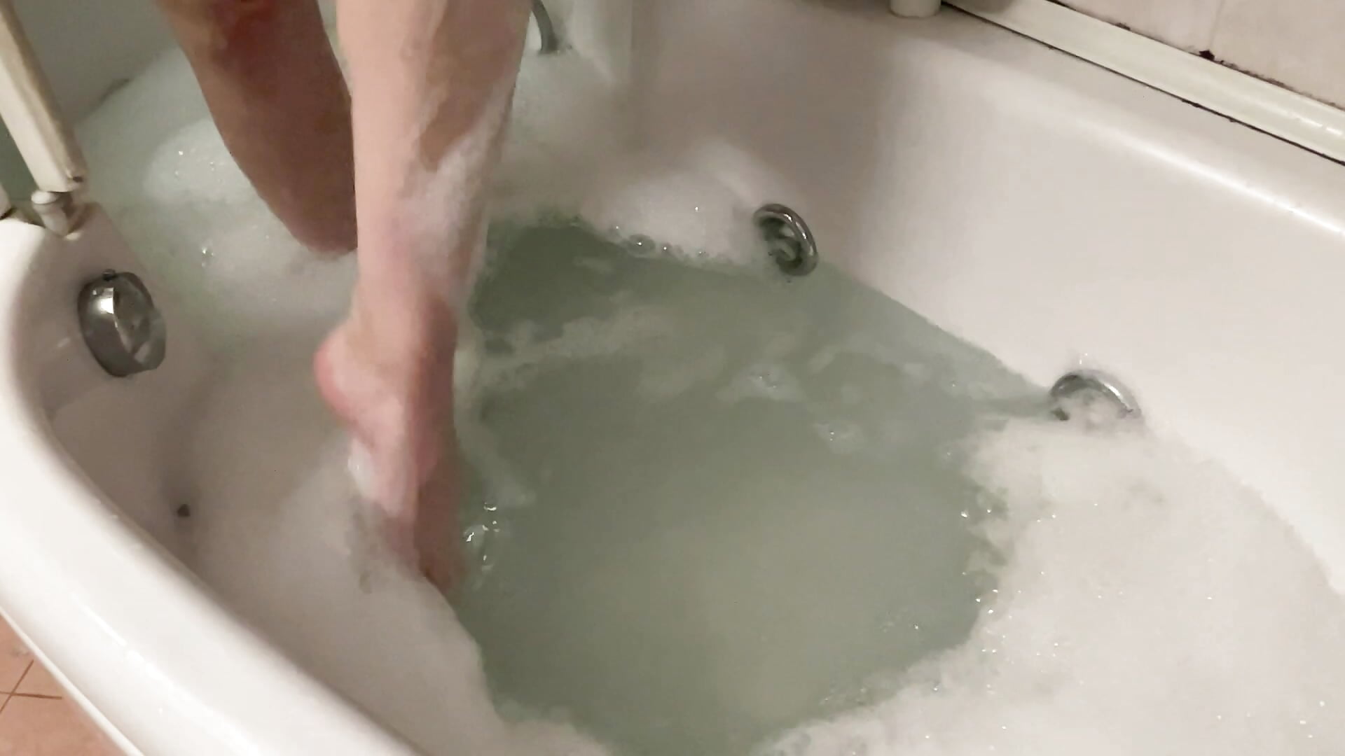 Feet in the water - lady_hootty 캠 모델의 동영상