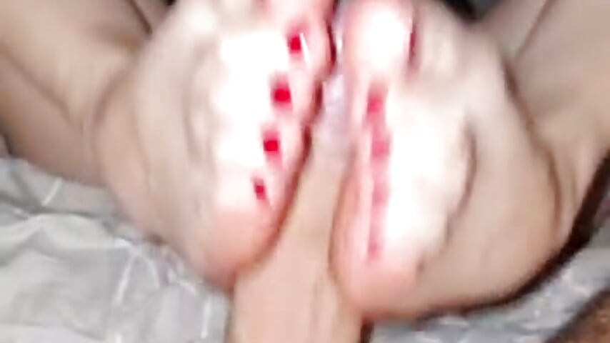 Footjob jusqu'à ejac