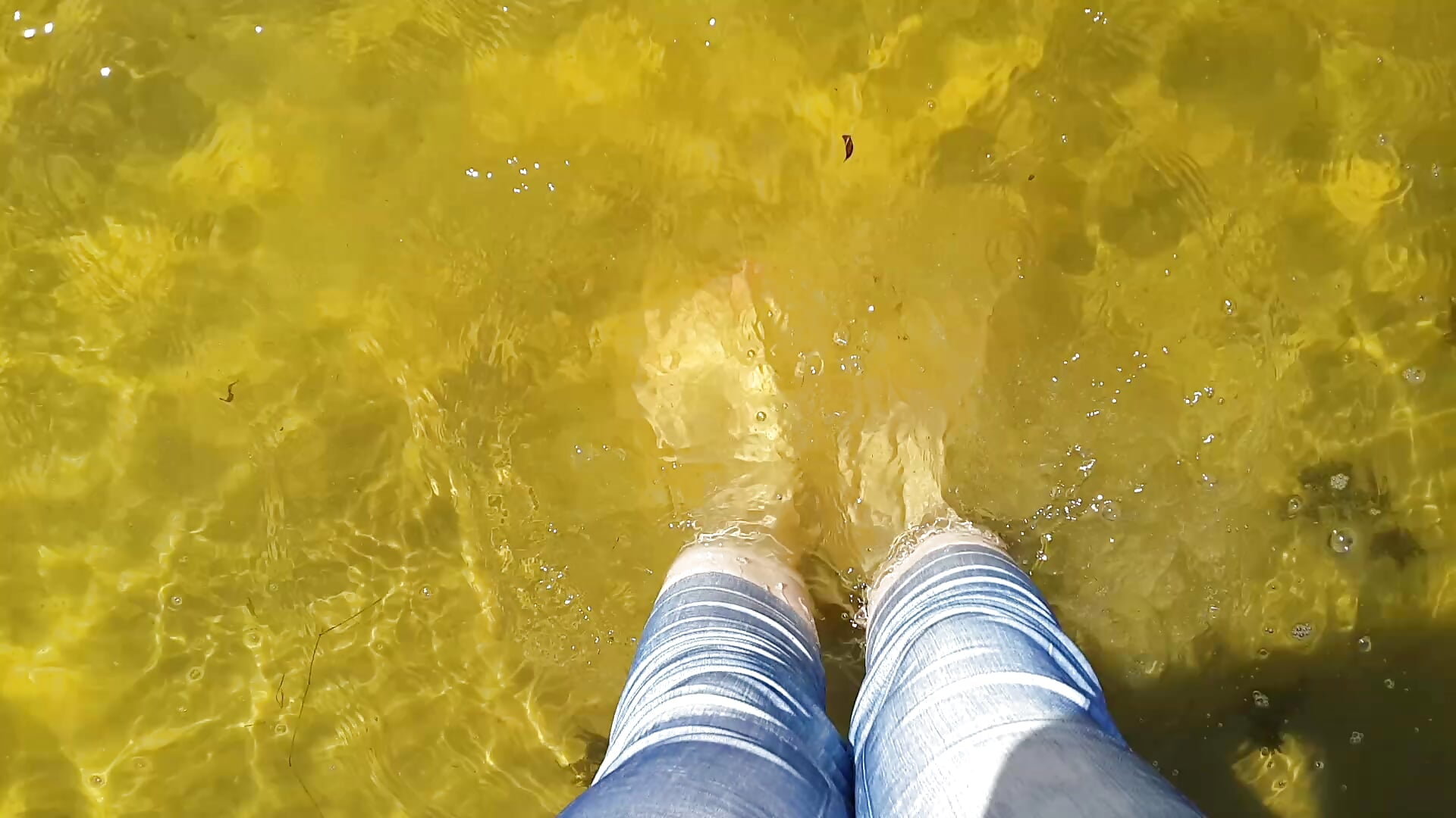 Walking in the river - vídeo de vaders_daughter