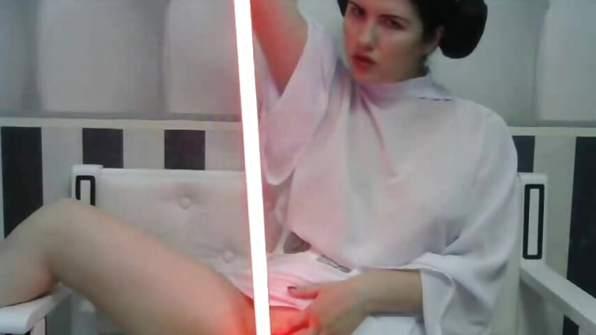 Princess Leia fucks herself with a lightsaber - v�ídeo de vaders_daughter