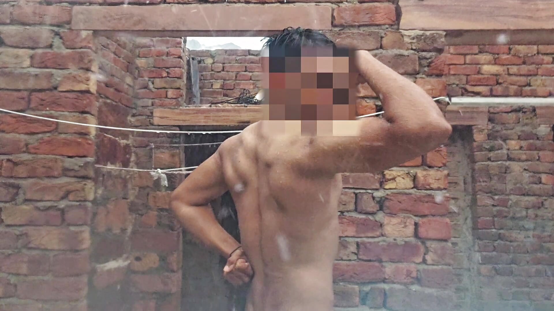 Flexing in rain 😈😍 - Vídeo de Tera_daddy, modelo de vídeos