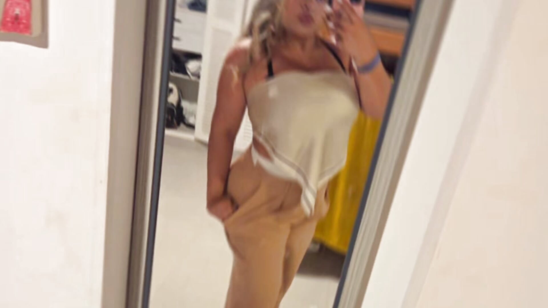 Traveling the world - video by AlyssaFabulous222 cam model