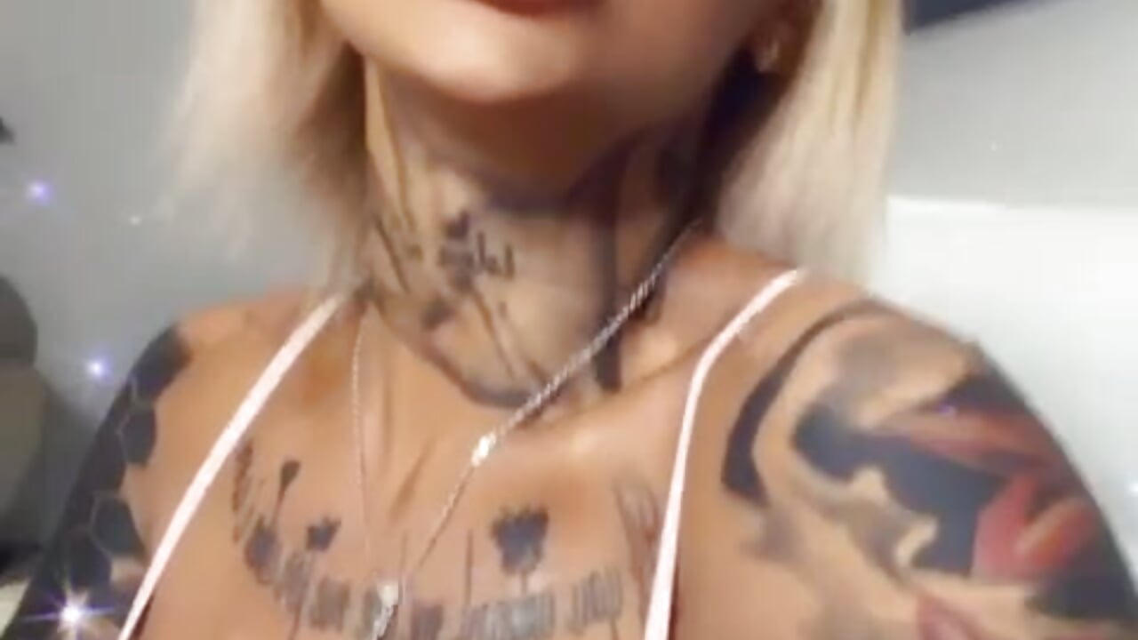 Hottie - AddeleRuso 캠 모델의 동영상