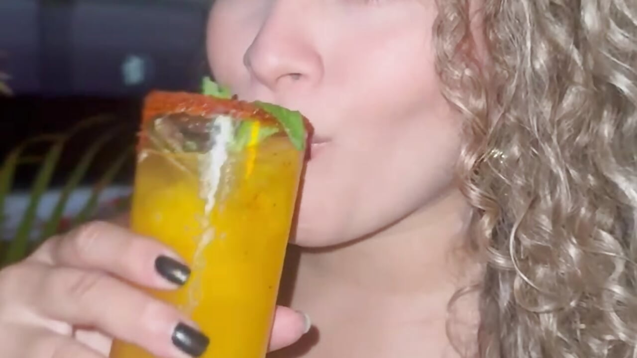 Shall we have a cocktail together? - βίντεο μοντέλου Sara_smiiith211