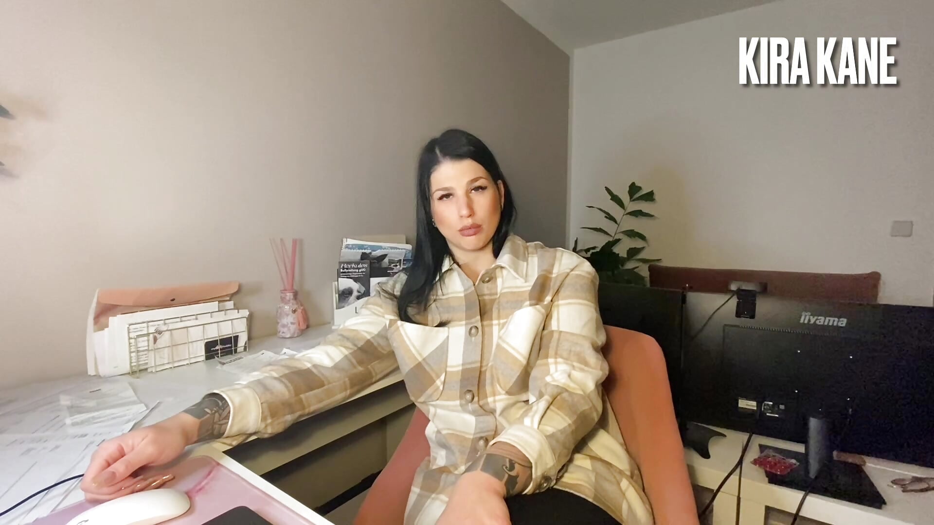 Schwänger mich! Potenter Schwanz gesucht! - video by KiraKane1 cam model