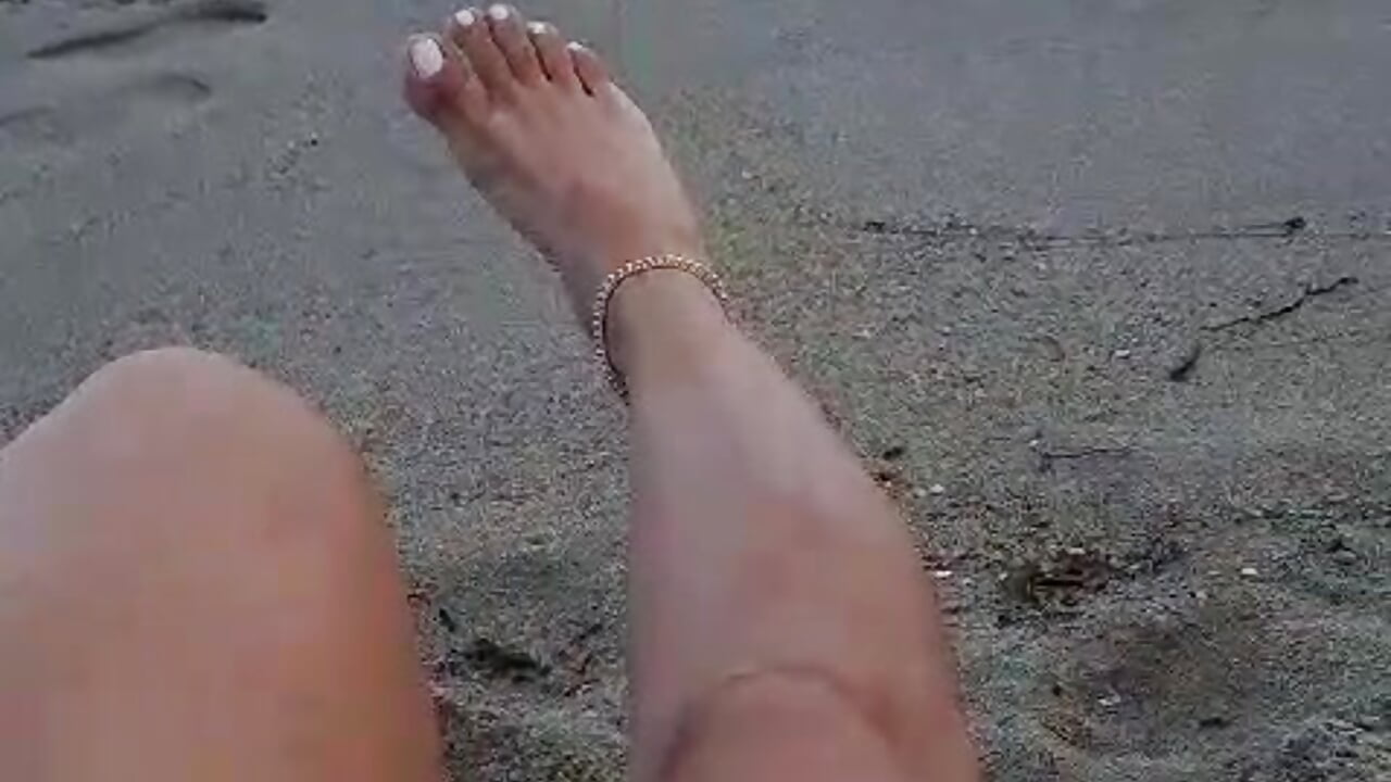 taking a shower on the beach - video by EmilyPeytonn cam model