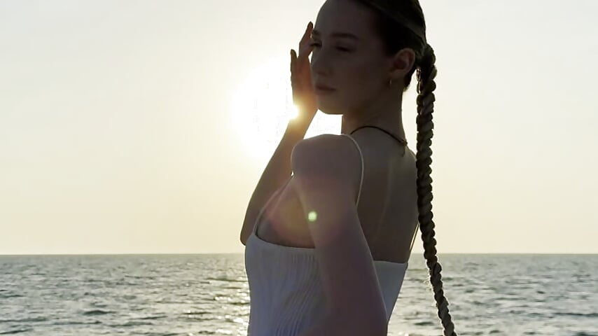 catch the rays of the sunset, breathing in the scent of the sea breeze🌊 - video oleh My_Stella kamera model