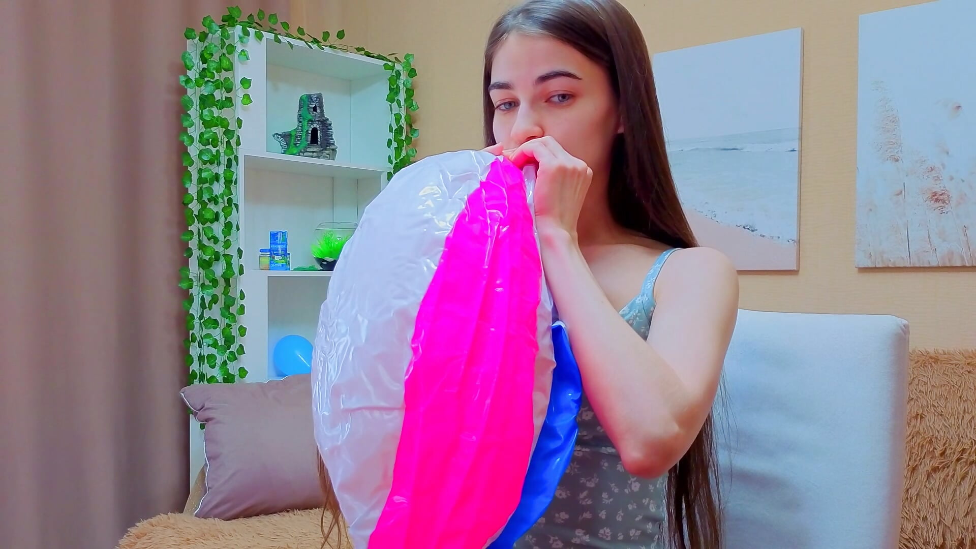 I inflate a balloon in 3 minutes 60 cm, how long will it take you? aha - video di AstoriyaNight modella di cam