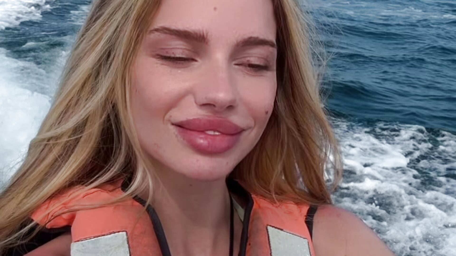 Riding Jetski in Thailand - video by NicoleSarahX cam model