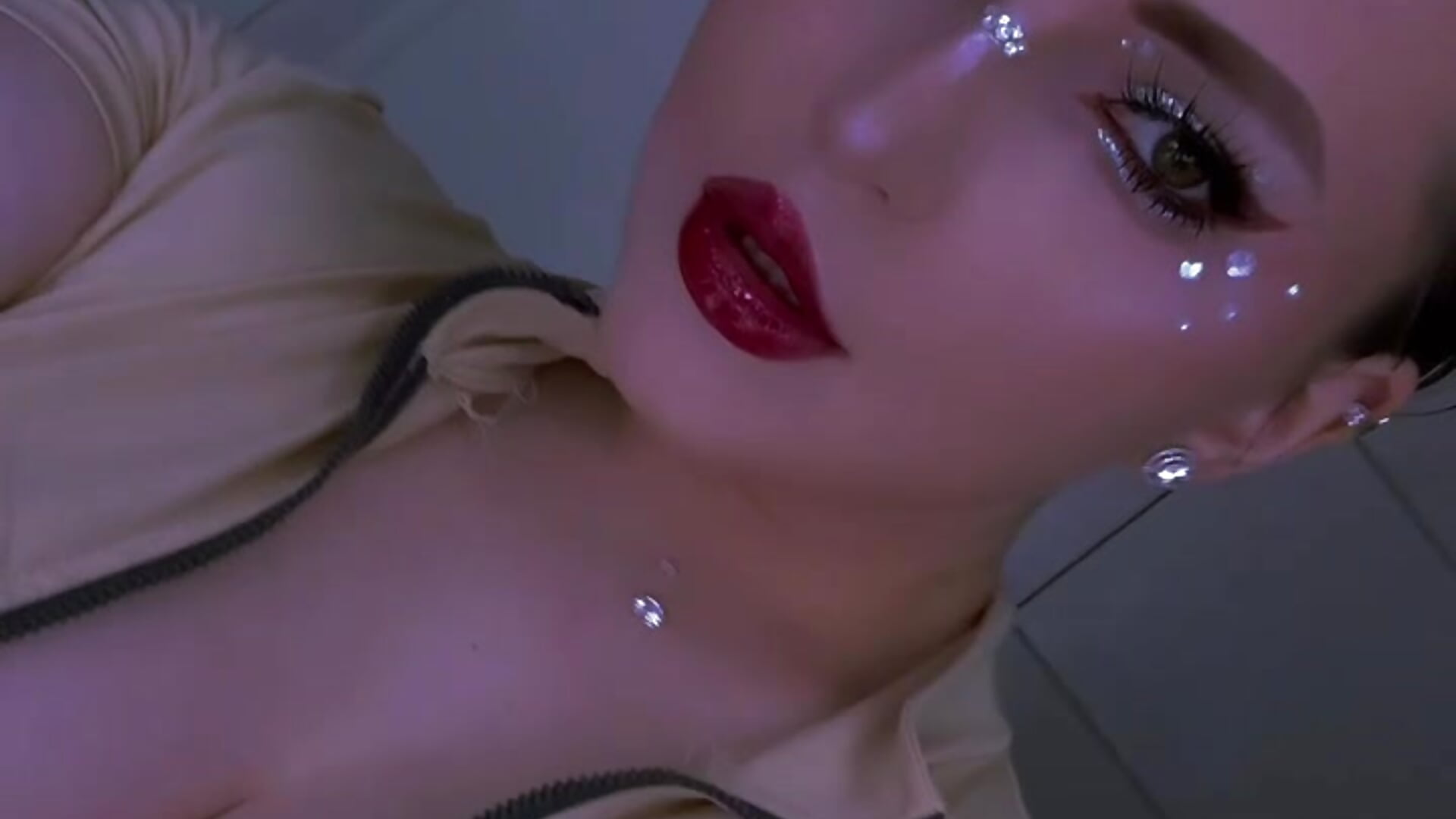 I shine💋 - video by SweetBeeQueen cam model
