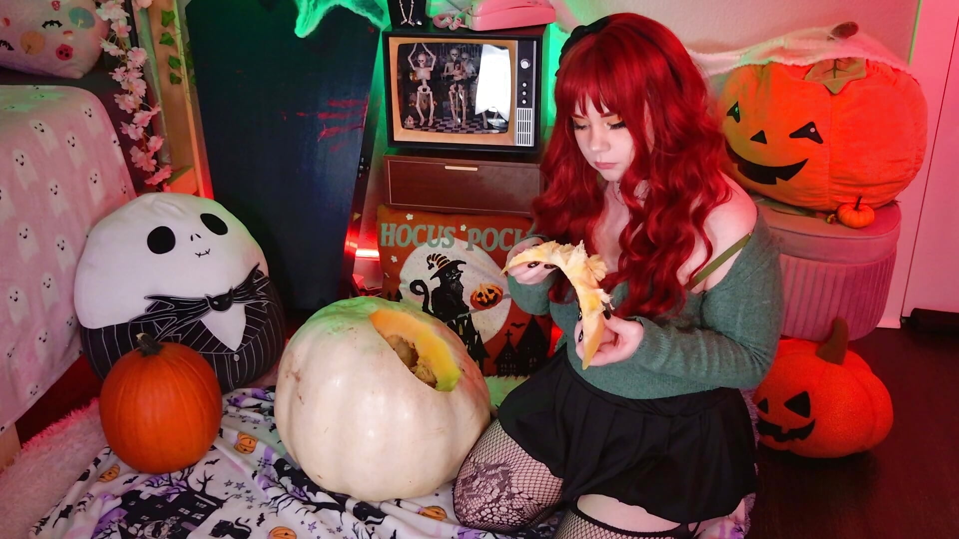 Carving a BWP! 🎃 - відео від вебкаммоделі Angel-Lewd-Cake