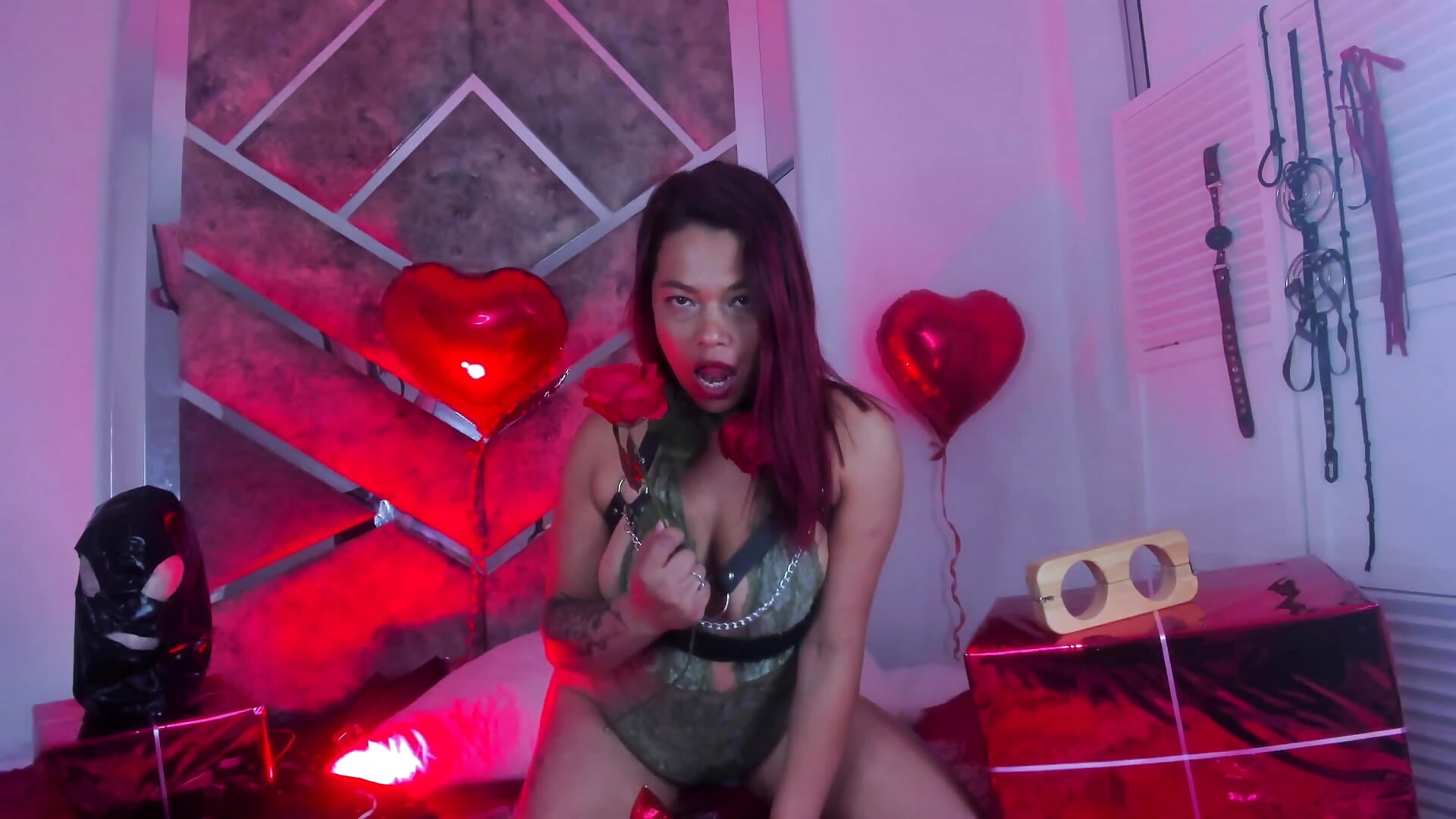 Kinky Valentine - clip cu Alana_Jones_ model videochat