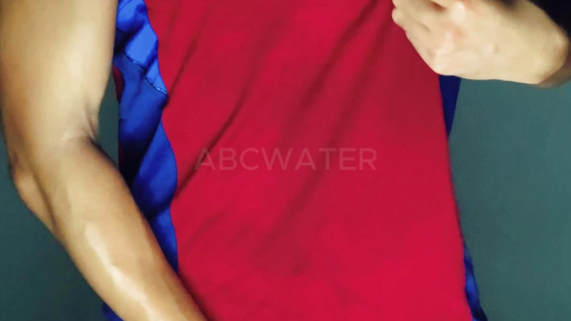flexing with hard dick in PT singlet - video oleh abcwater kamera model
