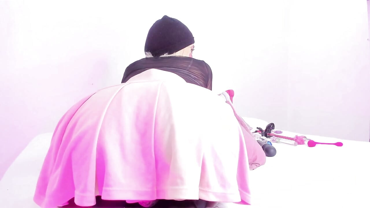 Dancing in skirt! - video by paymon19 cam model