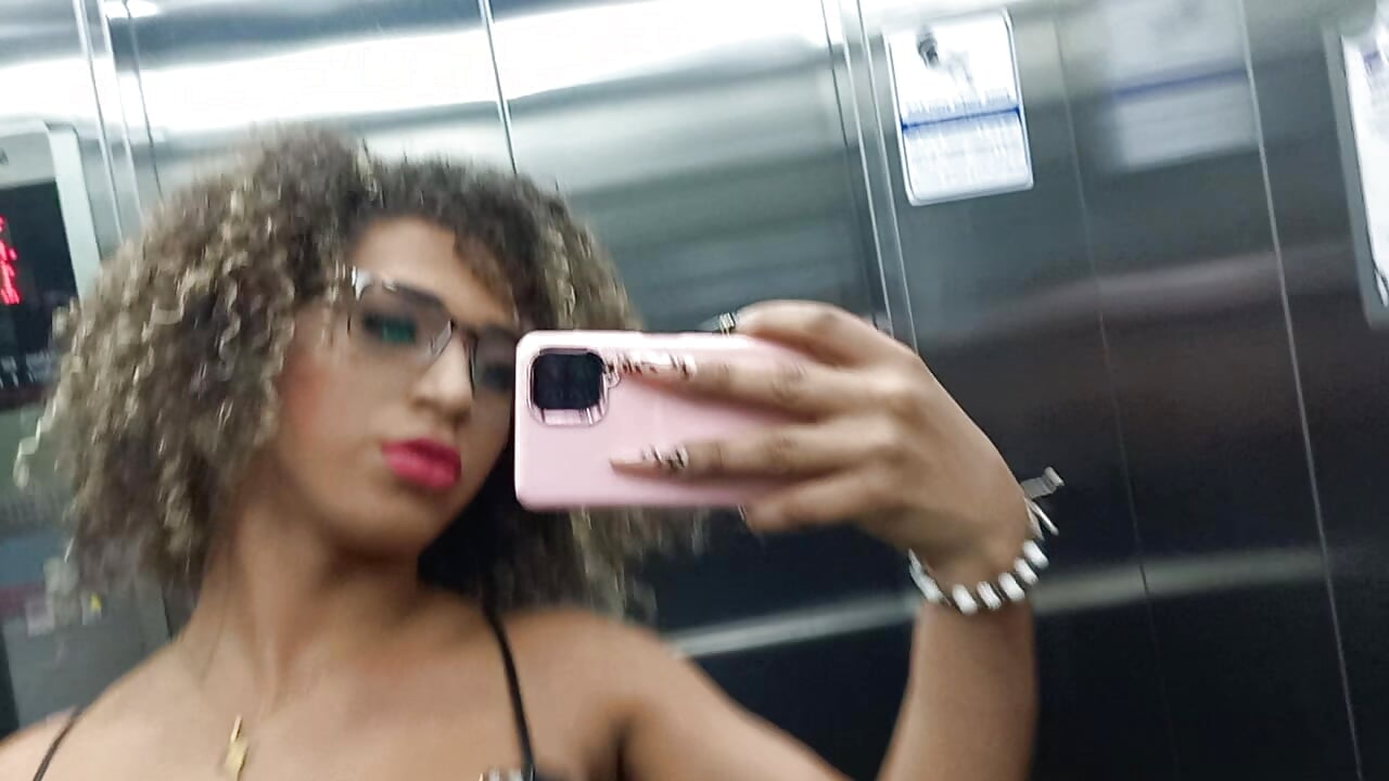 in the elevator - clip cu Ciinamonloren