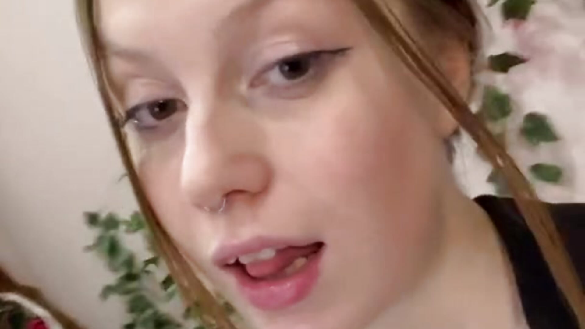 say hello! - video by JuliaAlsopp cam model