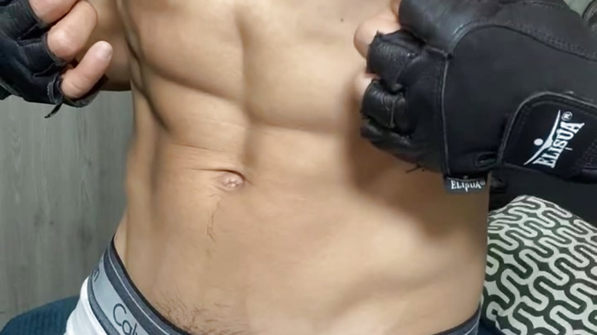 Bruno working out and flexing so hot ! - video by Brunocuttie94 cam model