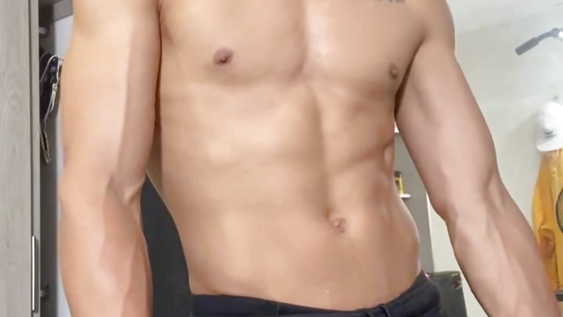 Bruno working out and flexing so hot! - video by Brunocuttie94 cam model