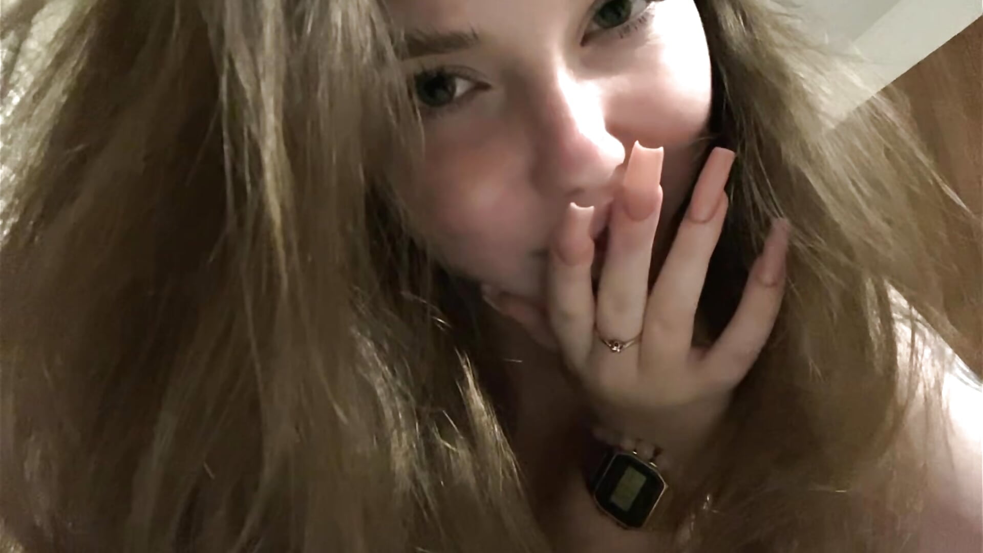 Eyes contact - video by SugarMuse cam model