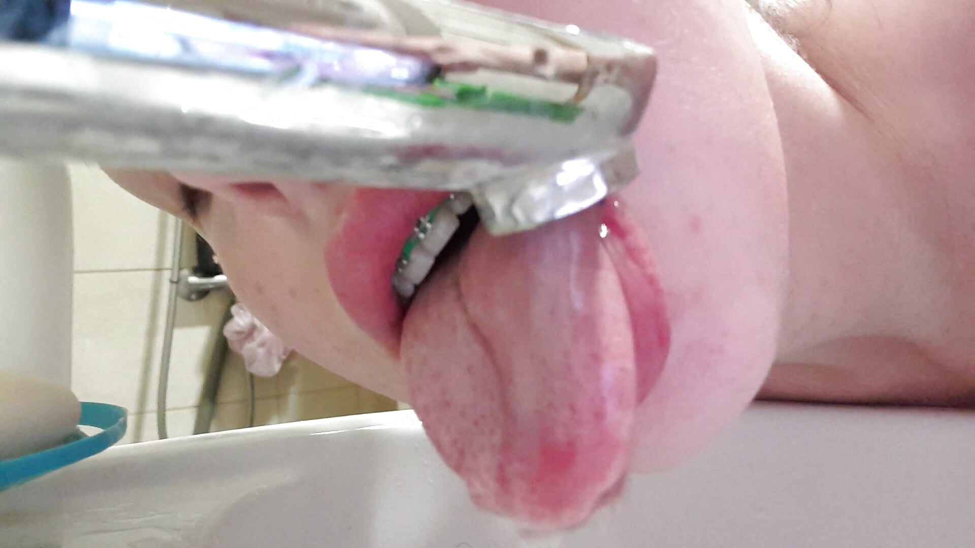 Lick water – video modela na kameri lecherous_wife