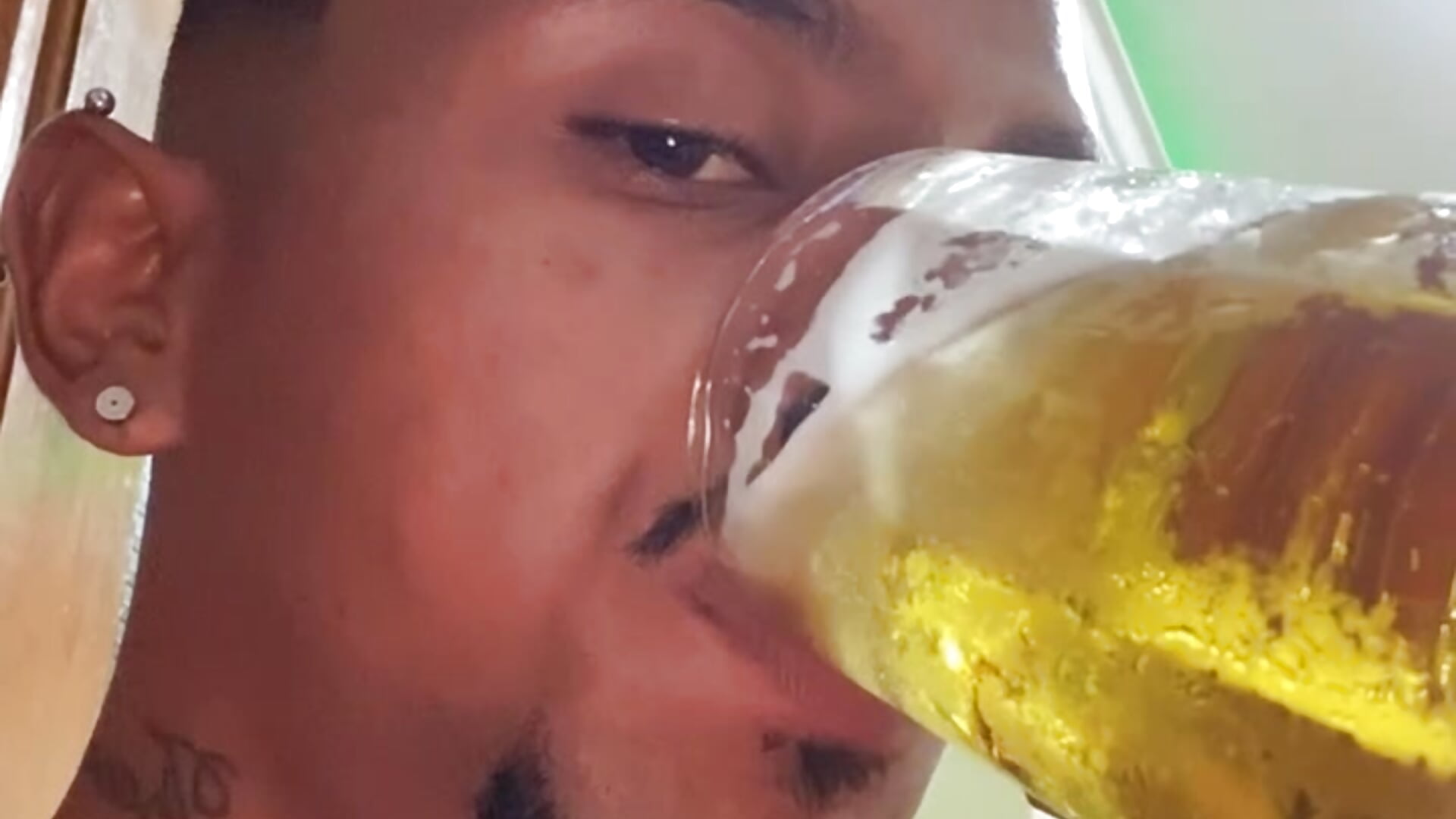 QUAL VAI SER A PUTINHA QUE VAI SALVAR A CERVEJA