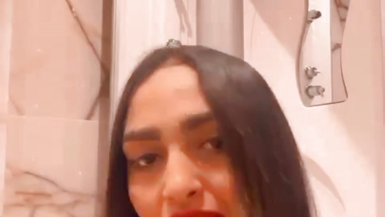 b2f3039f9aa94eee89923364fb691617 - video by MirunaModel cam model