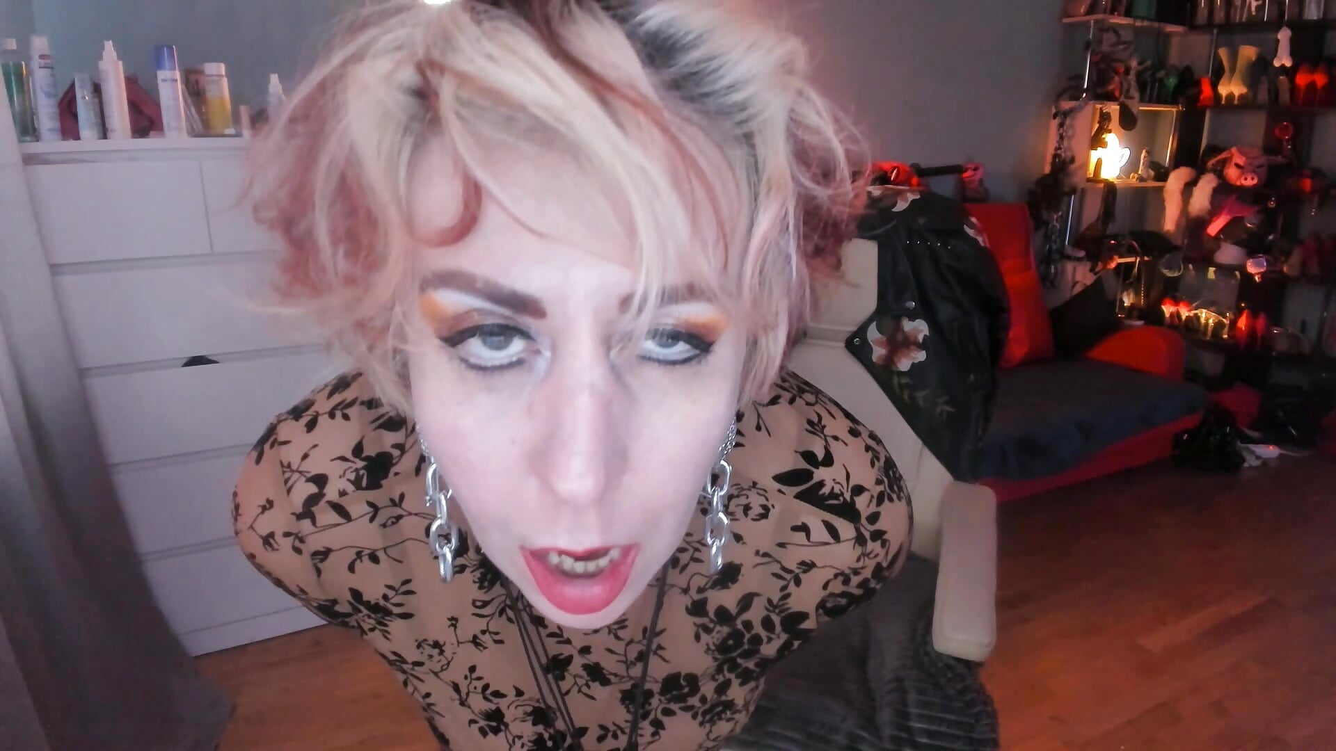 Kiss My Darling Perverts) - video GinaMiracle kameramallilta