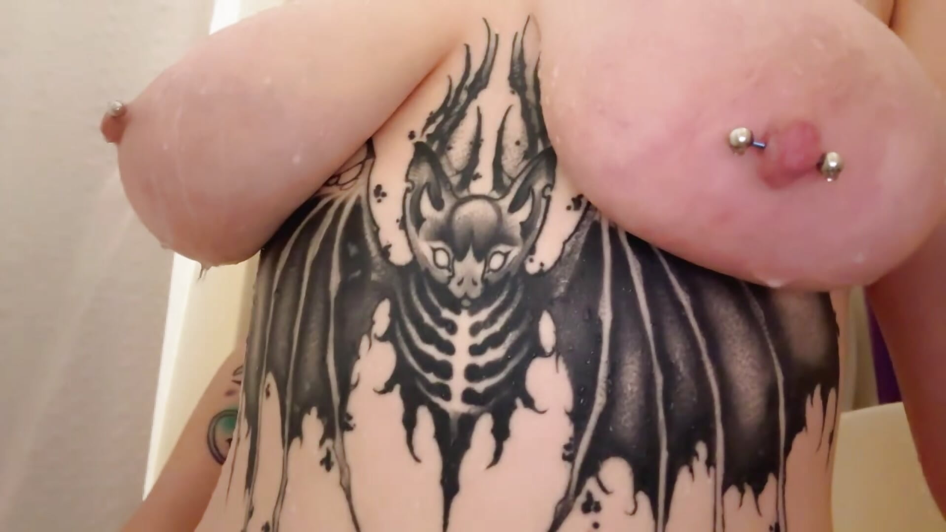 Who wants to drink the water from my tits? - วิดีโอโดย AmbrosiaKitty โมเดลแคม