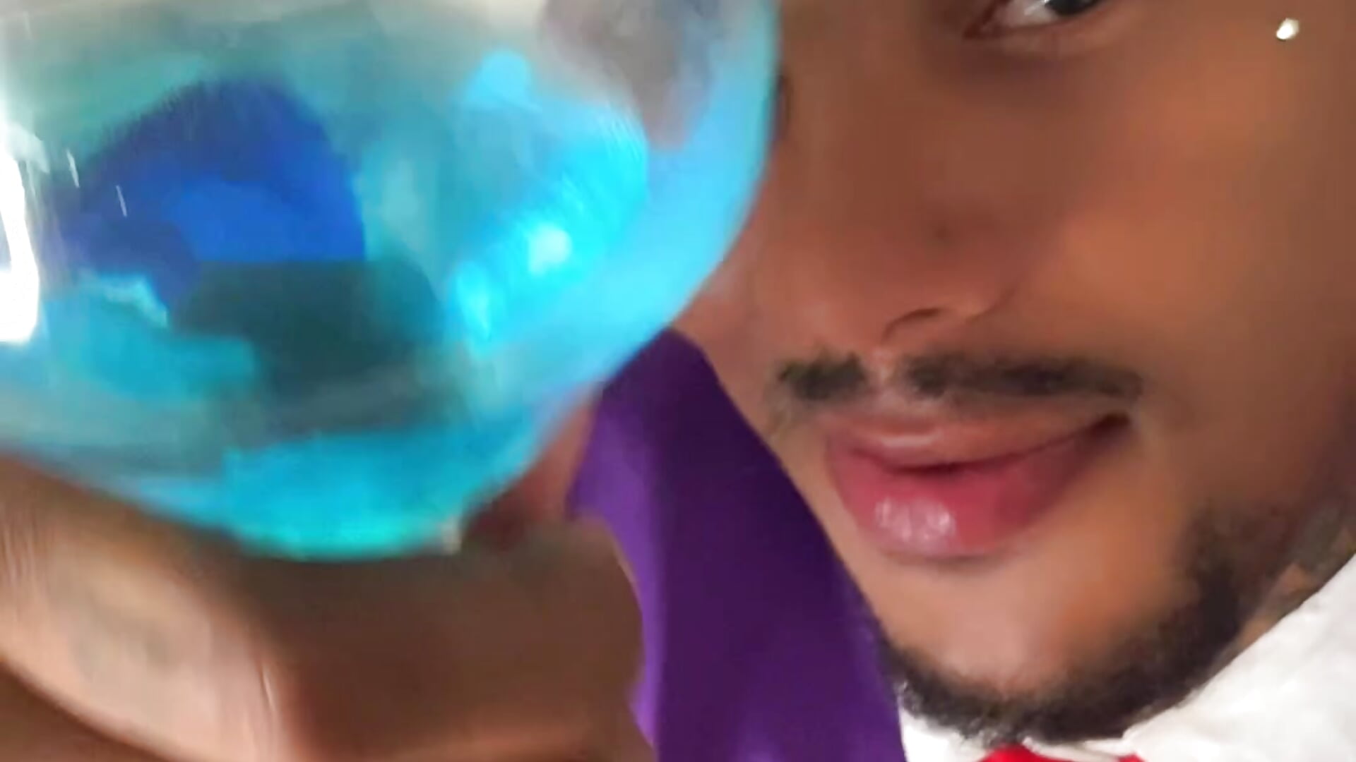 Shall we have a glass of wine? - vidéo du modèle de showcams TysonWalkers